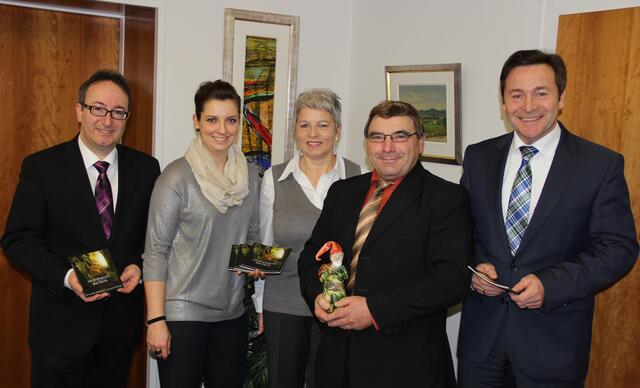 Die Vorstellung des Sagenbüchleins                          v.l. Peter Hurler (2. Bürgermeister, Gemeinde Lutzingen), Yvonne Berger (Donautal-Aktiv e.V.), Angelika Tittl (Donautal-Aktiv e.V.), Eugen Götz (1. Bürgermeister, Gemeinde Lutzingen), Landrat Leo Schrell