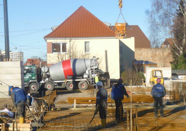 Einschalen der Decke. Betonmischer ist im "Anflug!.