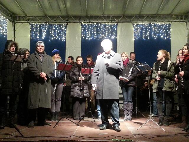 Begrüßung durch Bürgermeister Gerhard Martin (leider voll im Scheinwerferlicht) , im Hintergrund die Stadtkapelle Rain