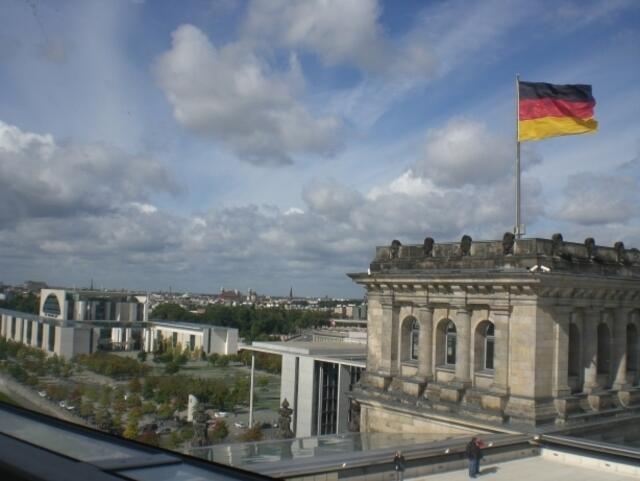 Freier Blick vom Dach des Bundestages (mit Turm rechts im Bild) auf das Bundeskanzleramt .....