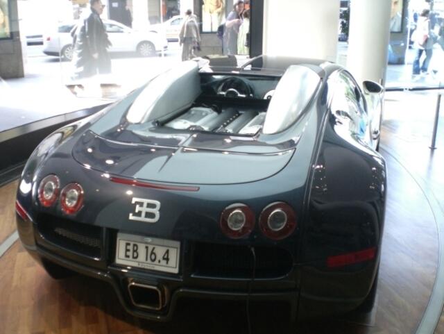 "Unter den Linden" in Berlin: 
Noch ein typisches Auto für Soester Studenten, mit 1001 PS ...