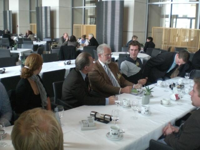 Die Karrieretag-Gruppe im Abgeordneten-Restaurant des Bundestages: Die Soester Studenten mitten im Umfeld der großen Politik.