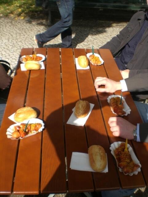 Studentenessen zu Mittag, genossen in der Sonne „Unter den Linden“.