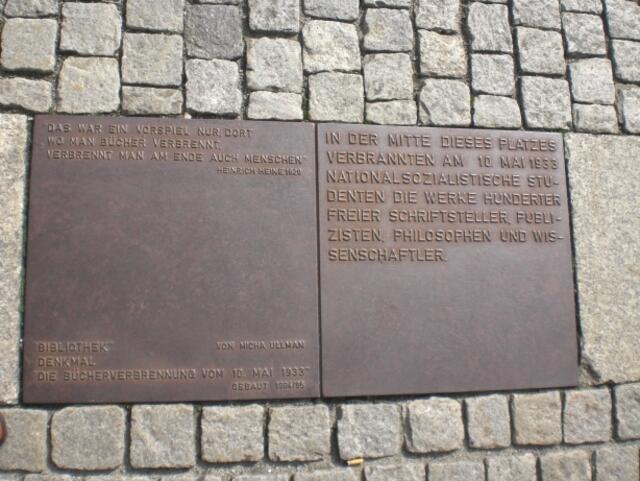 Freiheit von Lehre und Forschung – und in Büchern: 
Das war nicht immer so, die Vergangenheit ist in Berlin präsent.