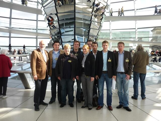 Die (fast) komplette Soester Karrieretag-Delegetion unter der Kuppel des Bundestages. Von Links: Prof. Dr.-Ing. Reinhard Spörer, Dominik Meier (Borchen), Manuel Hupertz (Werl), Fabian Spörer (Langenhagen), Julika Stephan (Soest), Sebastian Korting (Salzkotten), Dennis Herrmann (Fröndenberg), Fabian Kieke (Lichtenau-Kleinenberg), Michael Klenke (Lichtenau).
