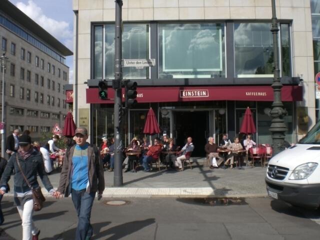 Promi-Cafe „Einstein“ in Berlin. Oben auf manchem der sichtbaren Masten ist eine Webcam.