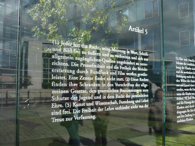Relevante Grundlage für Hochschulen auf einer Glaswand am Bundesstag: 
§ 5, Absatz 3 des Grundgesetzes über die Freiheit von Kunst, Wissenschaft, Forschung und Lehre.