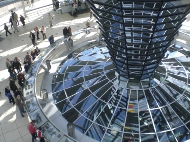 Eindrucksvolle Architektur: Unter der Glaskuppel beraten die Abgeordneten gerade den Bundeshaushalt für 2011, dabei geht es auch um die Ausgaben des Bundes für die jungen Leute.