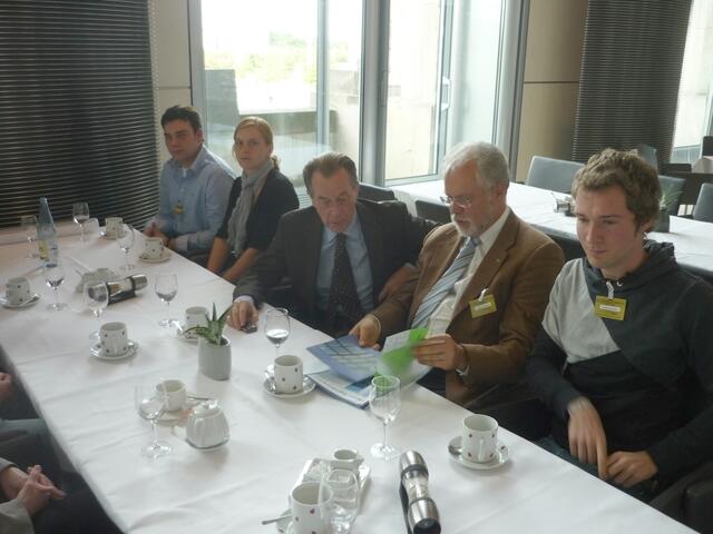 Franz Müntefering und die Ingenieure aus Soest nach ihrem Gespräch im Bundestag in Berlin. 
Von links: Michael Klenke, Fabian Spörer, Karrieretag-Leiter Prof. Dr.-Ing. Reinhard Spörer, Maschinenbau-Dekanin Prof. Dr.-Ing. Anne Schulz-Beenken, MdB Franz Müntefering, Fabian Kieke, Manuel Hupertz, Dominik Meier, Julika Stephan und Dennis Herrmann. Nicht auf diesem Bild: Der Fotograf aus der Gruppe, Sebastian Korting.