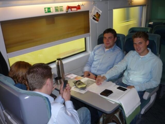 Tages-Reise über 1.000 km, früh um 06:30 Uhr ab Soest: 
Nur der schon mitgebrachte Kaffee hielt die Gruppe im ICE wach.