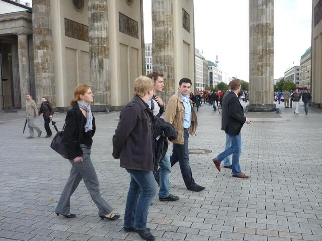 Im Sauseschritt: 
Es blieb bei dem Tagestrip über 1.000 km ja fast keine Zeit zum Sightseeing, 
aber ein Gang zum Brandenburger Tor „musste“ einfach mit drin sein!!
