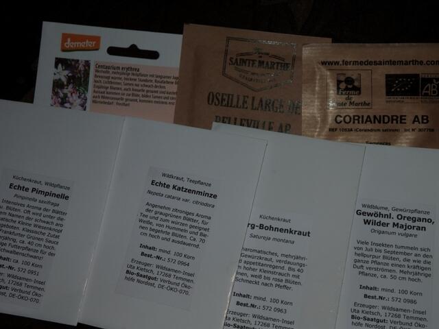 Und dazu tolle und sehr interessante Saaten ! Nur was im mittigen,braunen Tütchen ist,bekam ich noch nicht raus ;-)