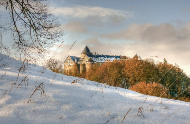 Die weiße Weihnacht wird wohl nach den Wetterprognosen ins Wasser fallen. Schade! Erfreuen wir uns halt an den Erinnerungen. (Archivfoto Jan. 2013 / Schloss Waldeck, das Schloss aller Burgen).