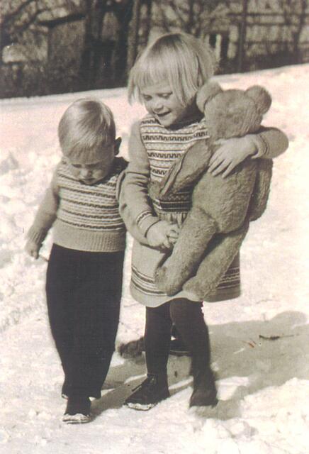 Es gab ein wunderbares Geschenk, einen Teddy. Doch meine große Schwester durfte ihn auch mal haben.