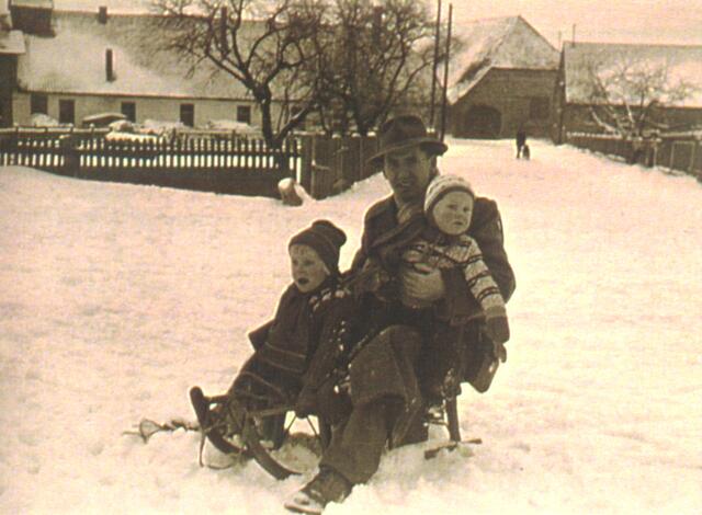 Nicht selten lag der Schnee einen halben Meter hoch. Bei guten Verhältnissen ging die Schlittenpartie den Schulberg hinunter bis hinten zum Schafstall.