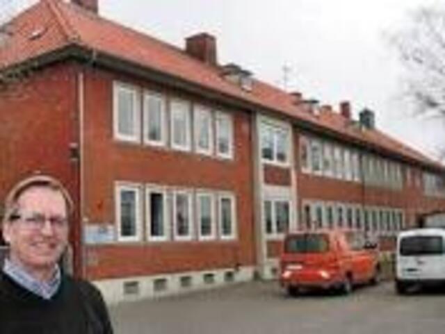 Gronau: ÜWL-Geschäftsführer Volker Zündorf _E.ON_ vor der Behelfszentrale. Ehemaliger Rechnungsabteilungs-Leiter bei E.ON, einem Konzern, der zur Kapitalsanierung 11.000 Stellen abbauen muß und sich aus Süd-NDS und Hessen zurückziehen will. Energie-Wende verpennt! | Foto: ÜWL