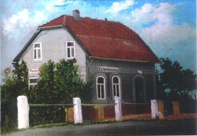 Unser Haus hat einmal ein Maler in Öl festgehalten. Meine Urgroßeltern und später meine Großeltern hatten dort einen Kolonialwarenladen und eine kleine Gastwirtschaft. Zwischen den weißen Begrenzungspfosten der Bundesstraße 4 und unserem Garten führt der Weg zum Gut hinunter.
