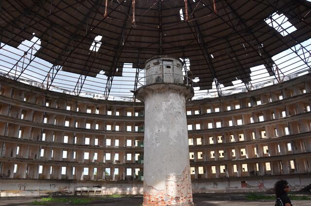 Der Wärterturm in der Mitte. In jeder Zelle, ca. 3qm, waren 2 Häftlinge.
