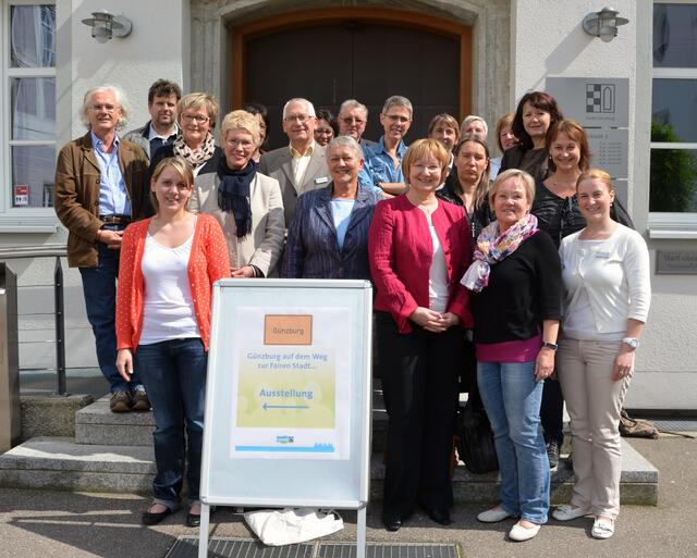 Günzburg ist auf dem Weg zur fairen Stadt mit der „Fairtrade“-Steuerungsgruppe, die sich aus Vertretern des Einzelhandels, des Stadtrats, der Schulen, der Stadtverwaltung, der Kirchen und der Vereine zusammensetzt (Foto: Stadt Günzburg)