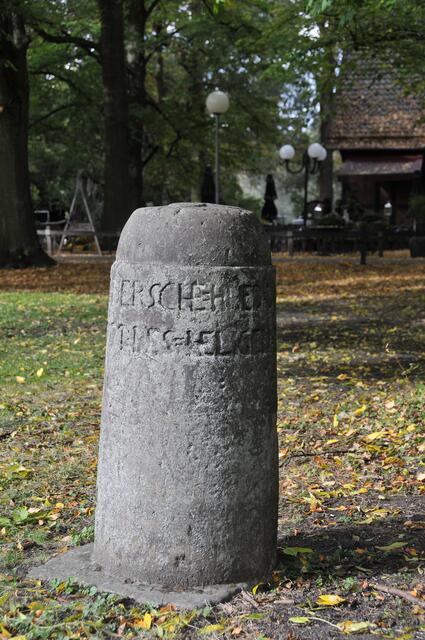 Der alte Hudestein im Hermann-Löns-Park stand einst in Groß-Buchholz.
