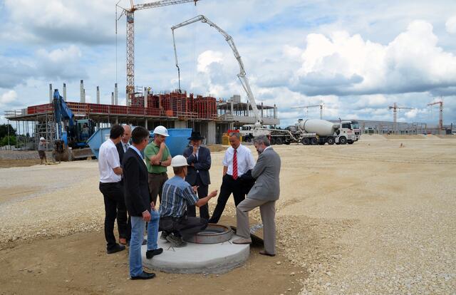 Um die Produktion 2014 aufnehmen zu können, wird auf der Baustelle von CIMC Silvergreen fleißig gearbeitet, wie sich OB Gerhard Jauernig bei einem Besuch vor Ort überzeugt hat (Foto: Stadt Günzburg)