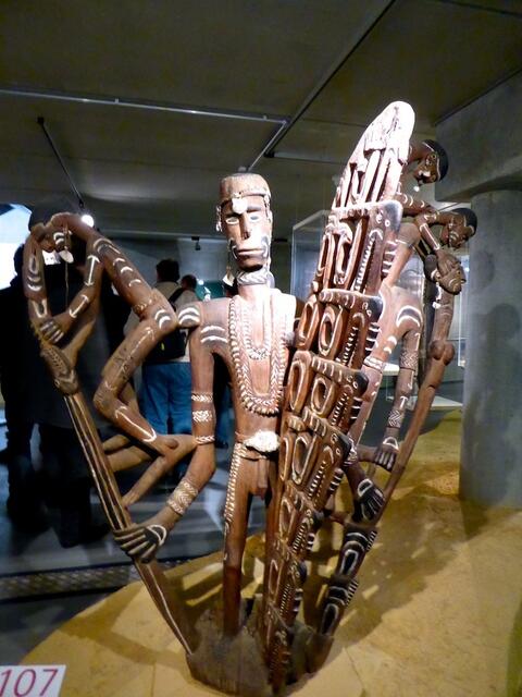 Der „Asmat-Familienclan“ aus Neu-Guinea im Daetz-Centrum in Lichtenstein wurde aus Mangrovenwurzel geschnitzt und mit Muschelkalk und Ruß bearbeitet.