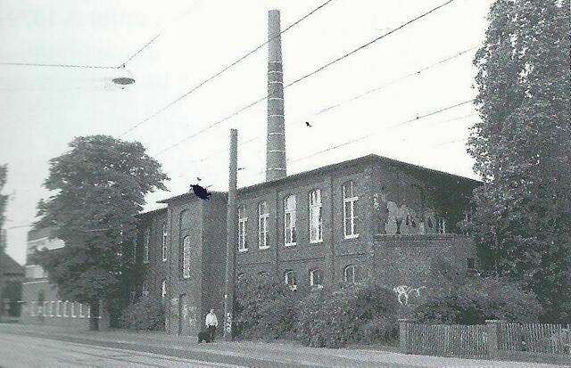 Die Kastanie steht direkt vor dem Hauptgebäude der einstigen Längenmaßfabrik Bube (bis Anfang der 1930-er Jahre, danach Geha-Werk II, zuletzt Pritt-Klebestifte). Foto: Gerhard Stoffert, 2001.