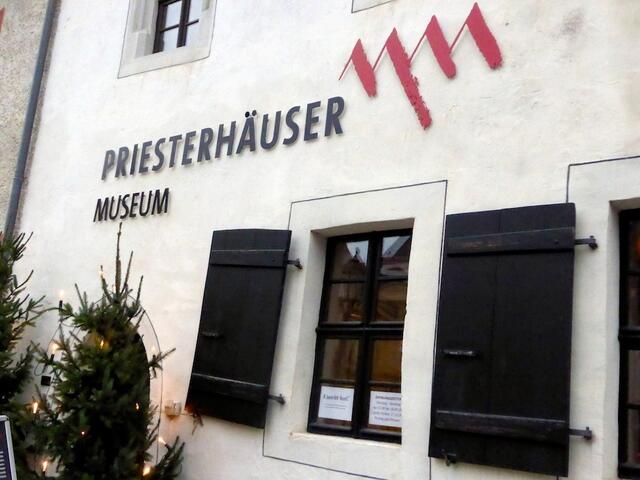 In einem der Priesterhäuser ist das Museum für Stadt- und Kulturgeschichte untergebracht.