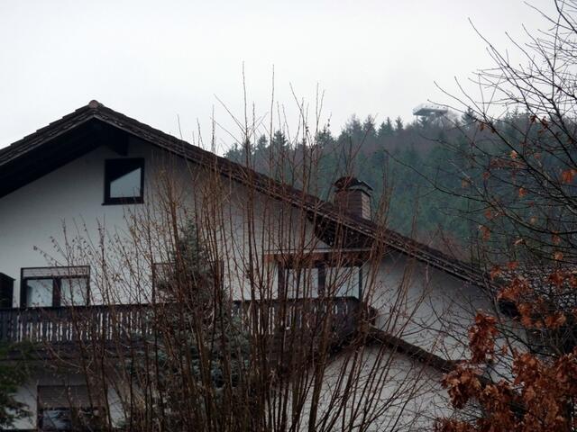 Hotel und auf Waldspitzen der neue Aussichtsturm von Breidenbach