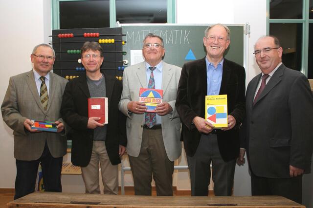 von links: Hans Joas (1.Vorsitzender des Heimatvereins Gundremmingen e.V.), Jürgen Schmid (Kurator), Fritz Haugg (Lehrer), Siegfried Ranz (Lehrer) und Bürgermeister Wolfgang Mayer
