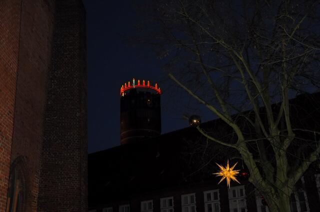 Die Aussichtsterrasse des Wasserturms wird zu Weihnachten zum 'Adventskranz' ...