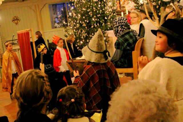Beim Krippenspiel wirkten Kinder der Grundschule am Hausberg mit.