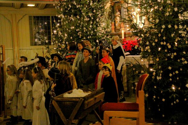 Beim Krippenspiel wirkten Kinder der Grundschule am Hausberg mit.