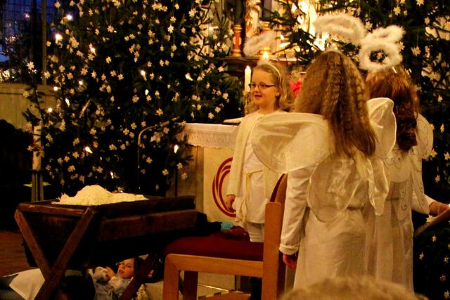 Beim Krippenspiel wirkten Kinder der Grundschule am Hausberg mit.