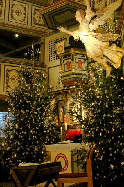 Blick in die festlich geschmückte St. Andreas-Kirche