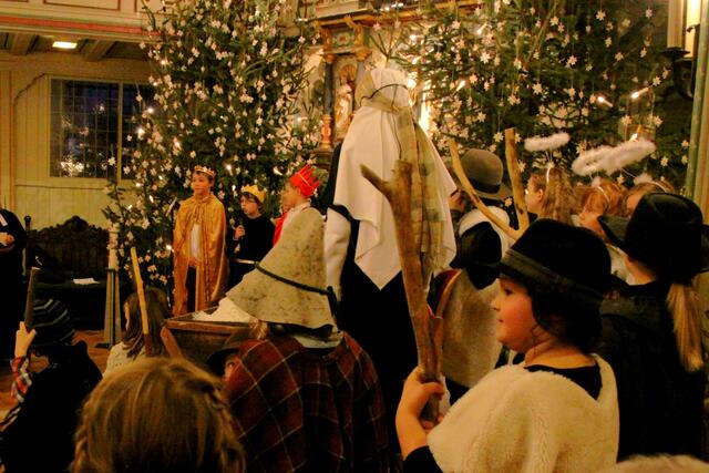 Beim Krippenspiel wirkten Kinder der Grundschule am Hausberg mit.