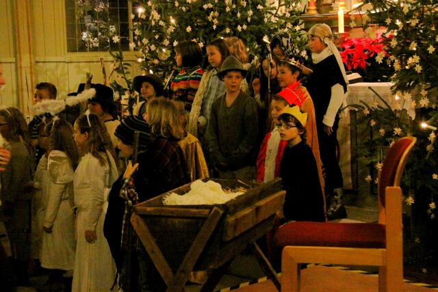 Beim Krippenspiel wirkten Kinder der Grundschule am Hausberg mit.