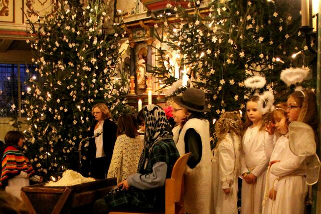 Beim Krippenspiel wirkten Kinder der Grundschule am Hausberg mit.