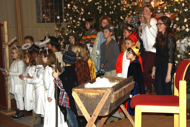 Beim Krippenspiel wirkten Kinder der Grundschule am Hausberg mit.