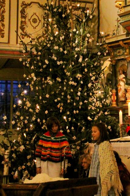 Beim Krippenspiel wirkten Kinder der Grundschule am Hausberg mit.