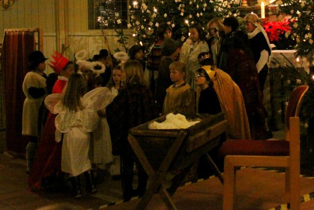 Beim Krippenspiel wirkten Kinder der Grundschule am Hausberg mit.