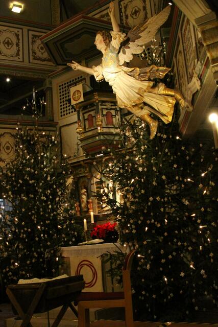 Blick in die festlich geschmückte St. Andreas-Kirche