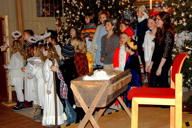 Beim Krippenspiel wirkten Kinder der Grundschule am Hausberg mit.