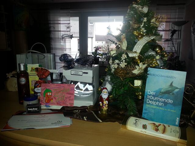 links .... Kosmetikartikel von Herta, WEihnachtskugel und WEllnessgutschein von Gabi und MIchi und Delphinbuch und Schichtnougatpralinen von Heidrun  ....Ich Danke euch allen!