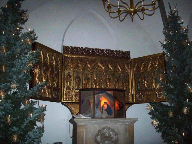 Weihnachtlich geschmückter Altar...