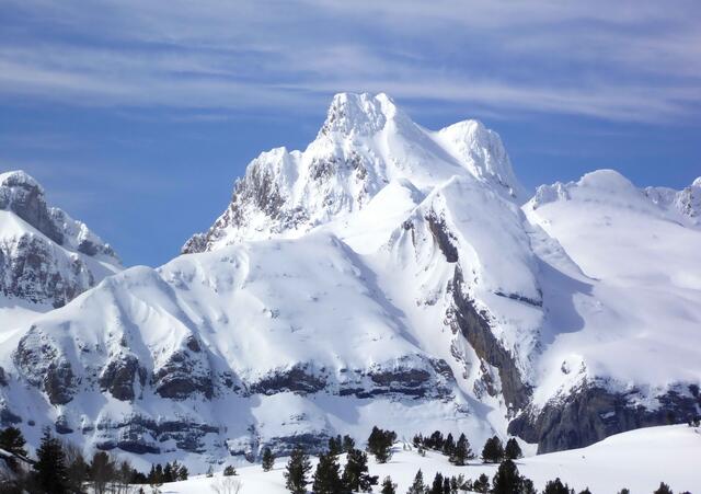 Fantastische Schneegipfel überall.