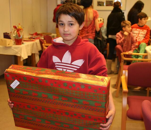 Kinderaugen leuchten, wenn Weihnachtswünsche wahr werden.