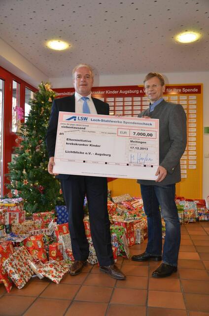 LSW-Geschäftsführer Dr. Michael Heußen bei der Übergabe der Spende an Thomas Kleist,  Geschäftsführer der Elterninitiative krebskranker Kinder Augsburg - Lichtblicke e.V.) im  Kinderkrebszentrum Schwaben.
