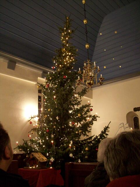 Der Baum in der St. Nicolai-Kirche in Alferde - zum Teil brennen echte Kerzen daran... man beachte auch die goldenen Sternchen am blau gestrichenen Tonnengewölbe ;-)