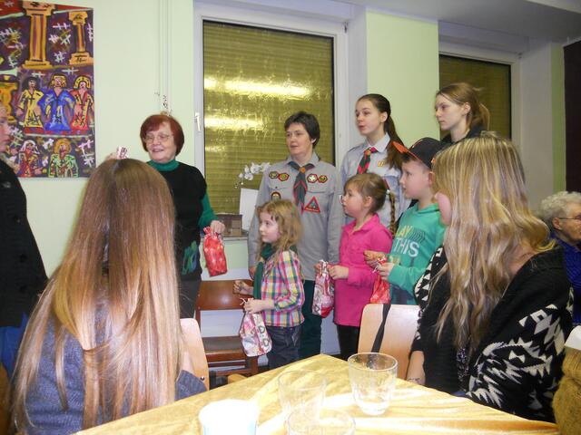 Die Scouts erhalten ihre Geschenke